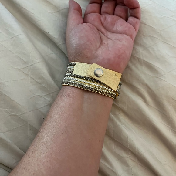 Yellow watch - Picture 6 of 7